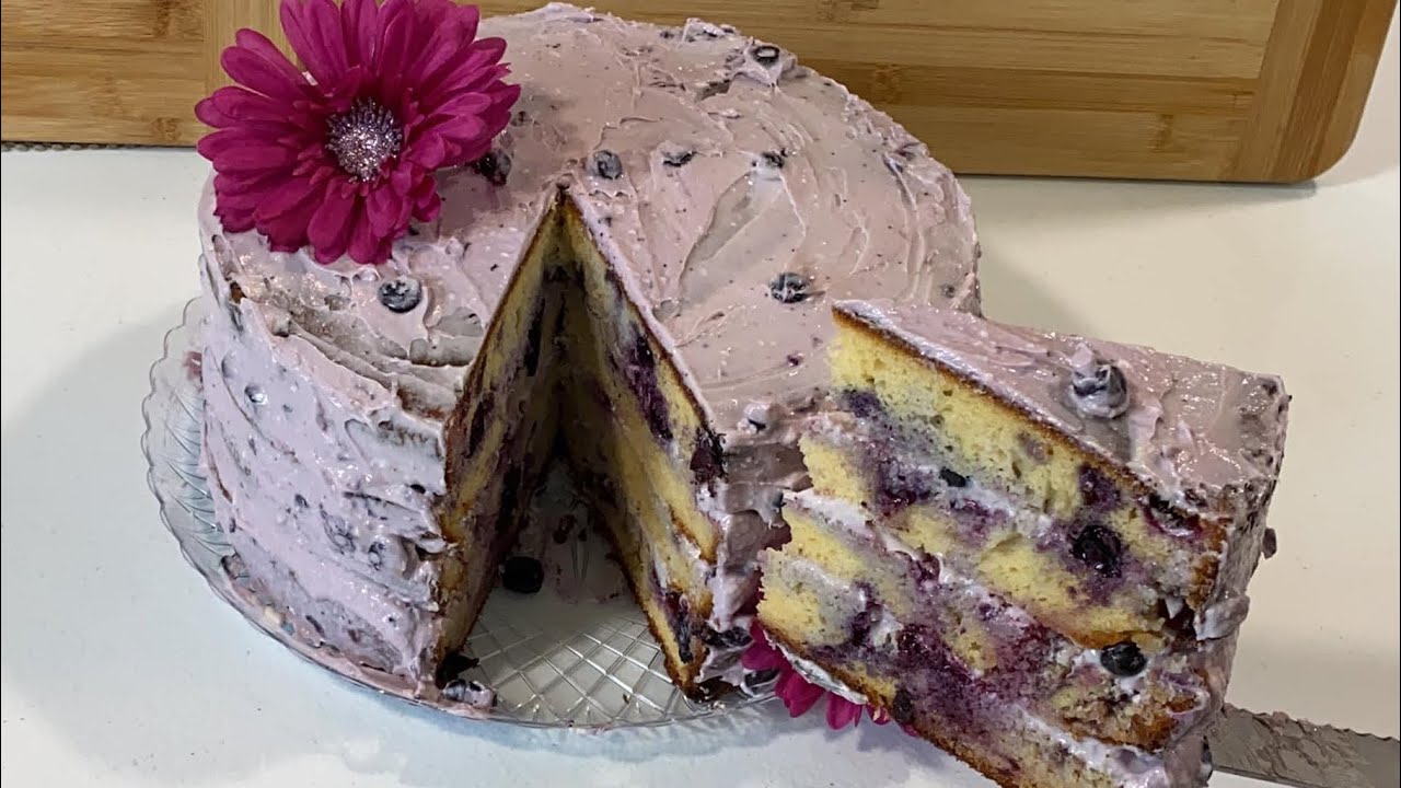 PASTEL CON ARÁNDANOS CUBIERTO CON QUESO CREMA