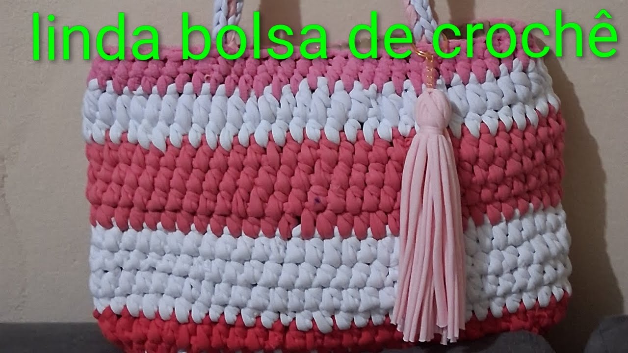Mais uma linda bolsa de crochê feita com fio de malha. 