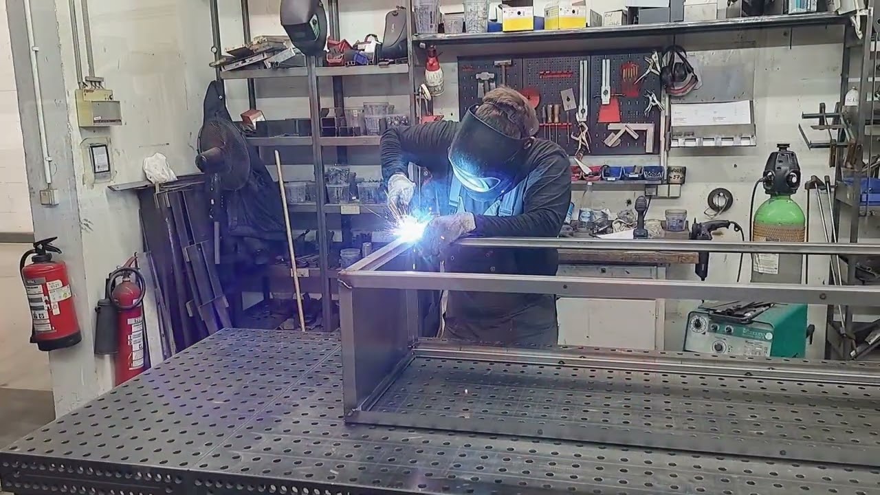 metall. möbel. müller. | Wir bringen Metall in seine edelste Form.