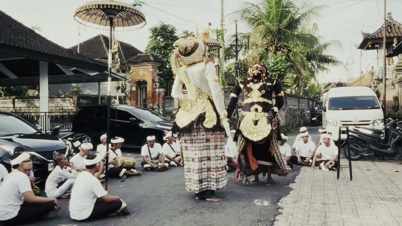 TRADISI NGELAWANG RATU GEDE PURA HYANG API BANJAR SAMPIANG GIANYAR