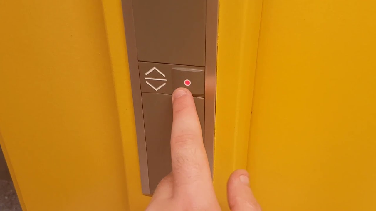 Très bel ascenseur Schindler S-series des années 1990 situé à l'Avenue du Rothorn, à  Sierre
