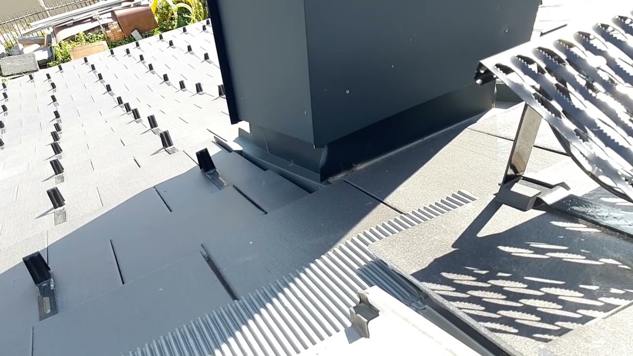 Nová střecha z betonových tašek Bramac Antracit a oplechování komína #bramac