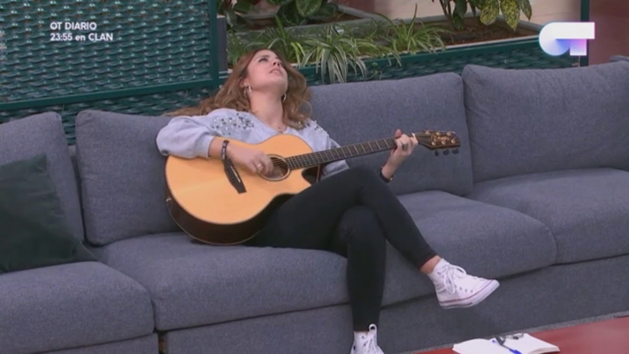 Miriam canta su tema 