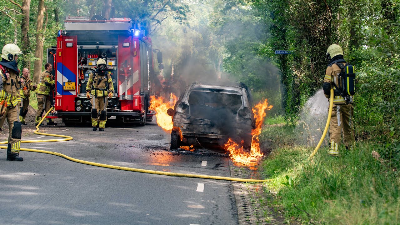 Auto vliegt tijdens rijden in brand op de Bathmenseweg in Lettele, vlammenzee door gescheurde tank