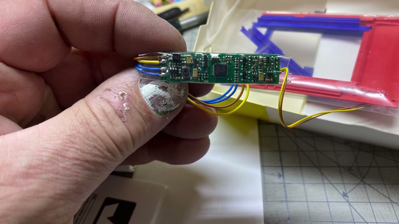 VIESSMANN 5172 - HO SCALE ELECTRIC ROLL UP DOORS - Assembly, electronics, and modifications