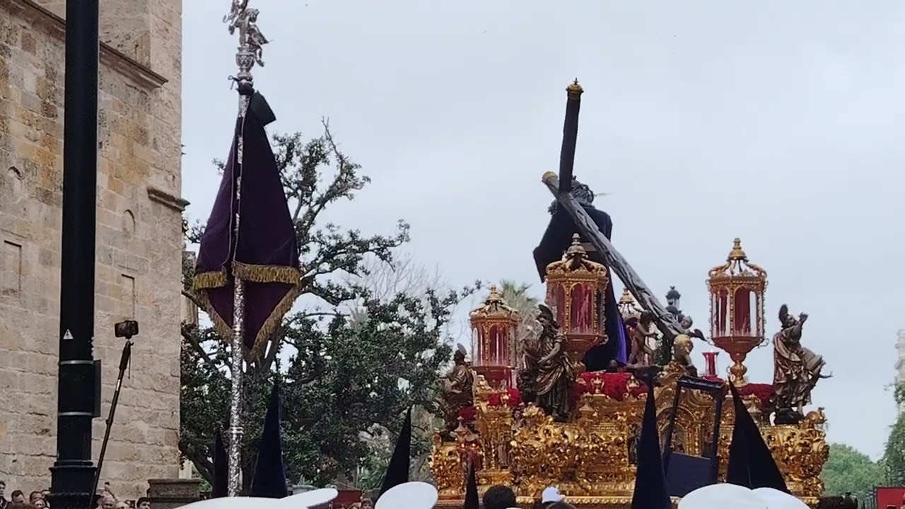 CRISTO DE LA SALUD (HERMANDAD DE LOS GITANOS) ENTRANDO EN LA CATEDRAL. MADRUGÁ DE 2025 EN SEVILLA