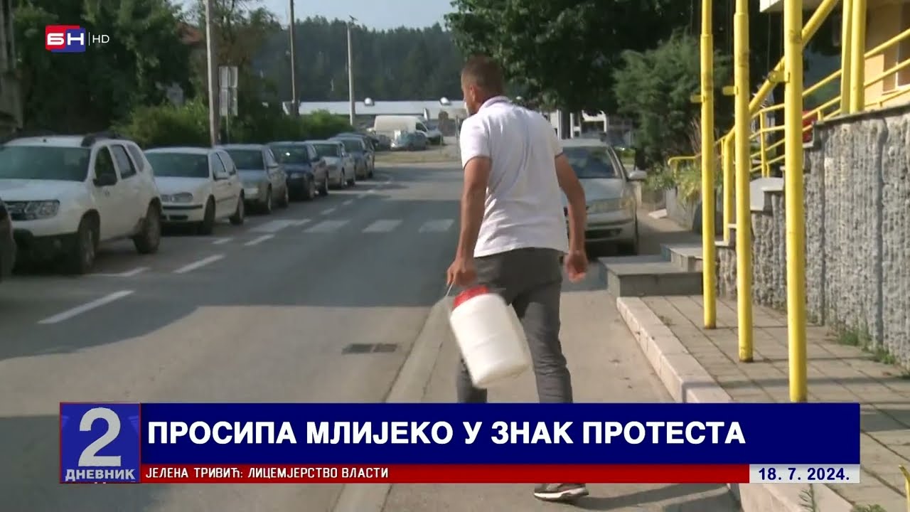 Veselin Šešlija iz Nevesinja u znak protesta prosipa mlijeko ispred zgrade lokalne uprave