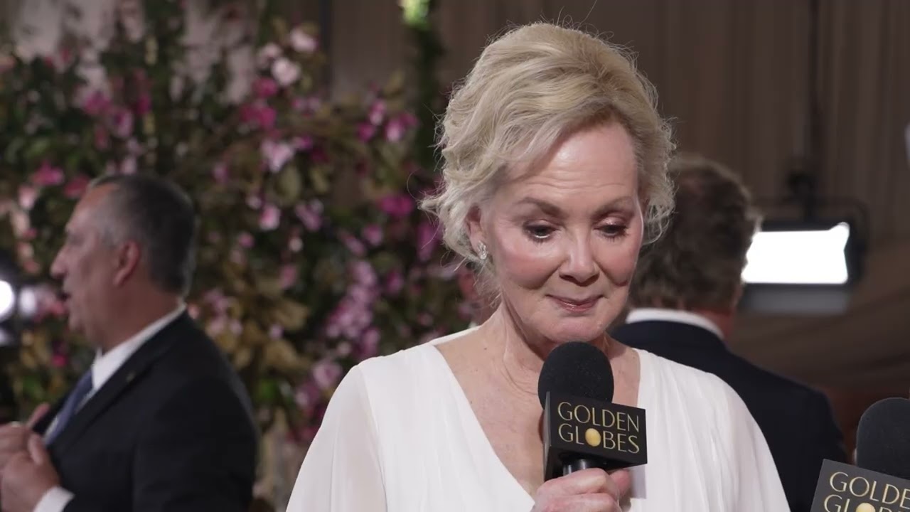Mary Beth Barone Interviews Jean Smart on the Red Carpet | 83rd Annual Golden Globes