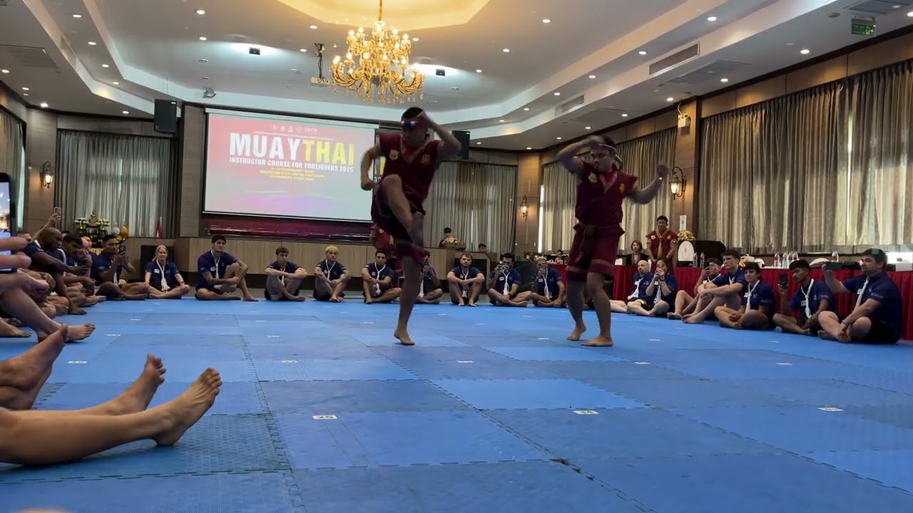 How do Thai masters the traditional #Wai_kru 🫡🇹🇭🥊 #muaythai #waikru #thailand #master #traditional 