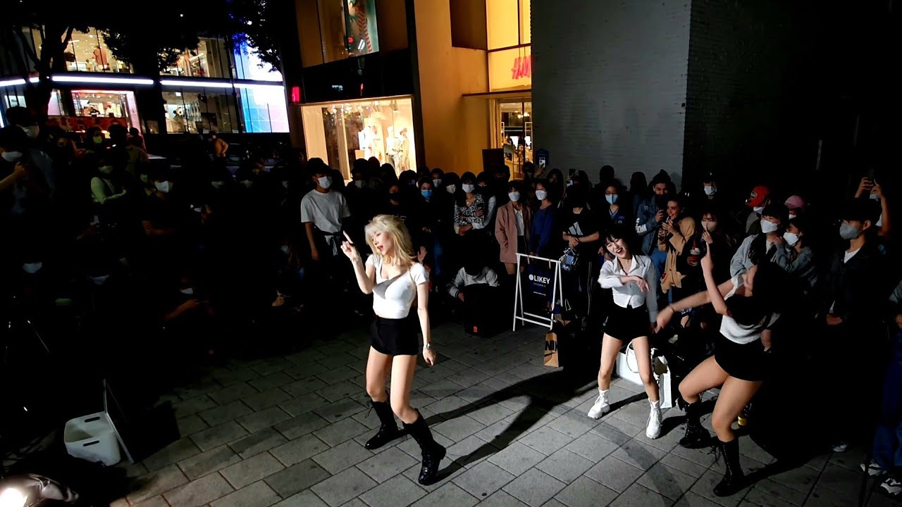 CLOCK. HONGDAE STREET BEAUTIFUL ATTRACTIVE PERFORMANCE.