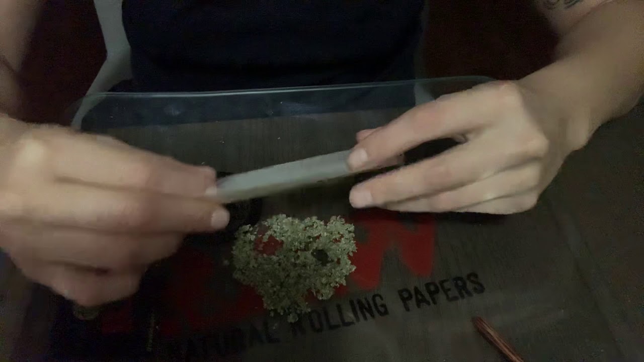 How to roll a joint, relaxing
