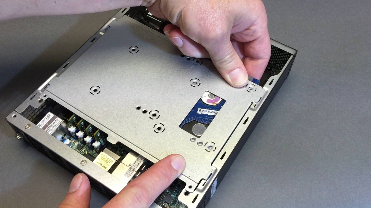 A close look under the hood of the new Supermicro SYS-E300-8D and E200-8D SuperServers.