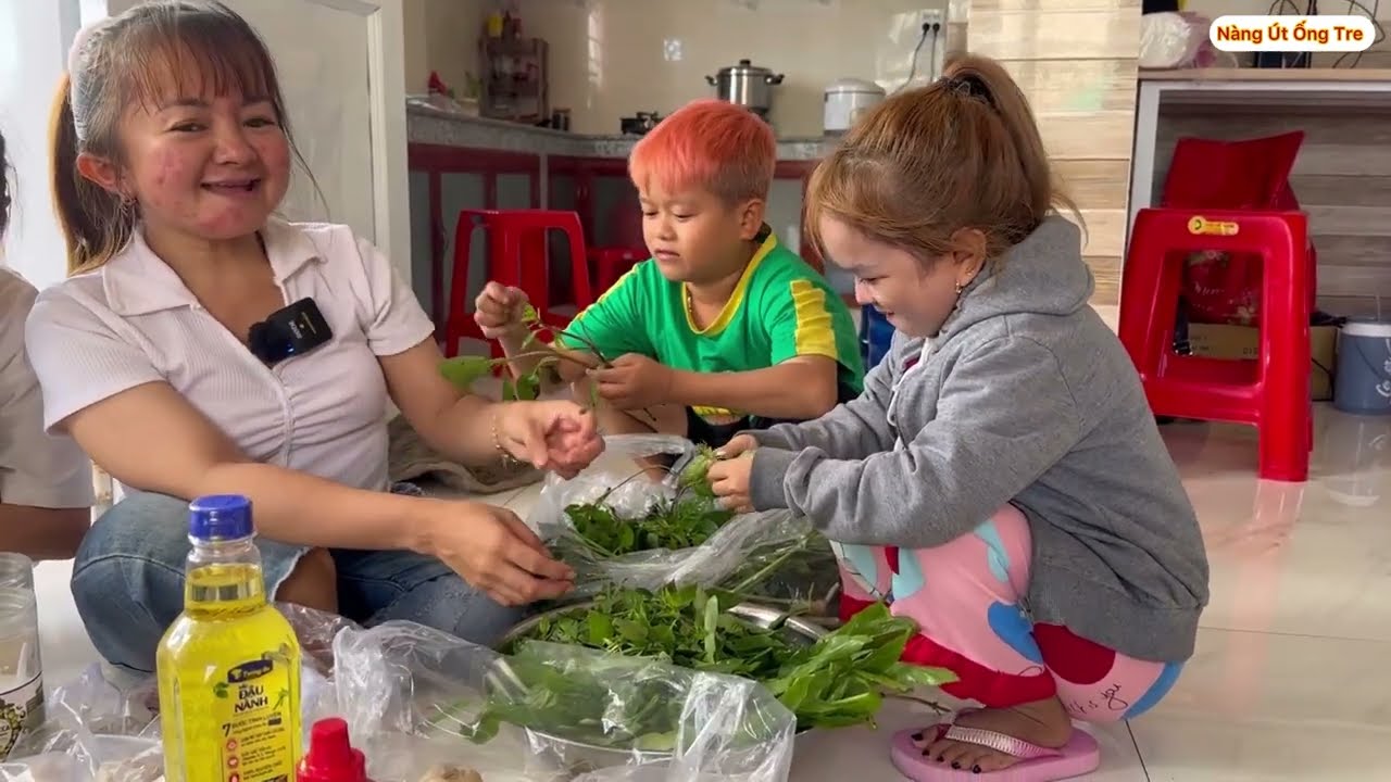 Nàng Út Ống Tre trổ tài làm món gà nấu ớt hiểm đãi cả Cty và bàn luận chuyện sống chung một nhà