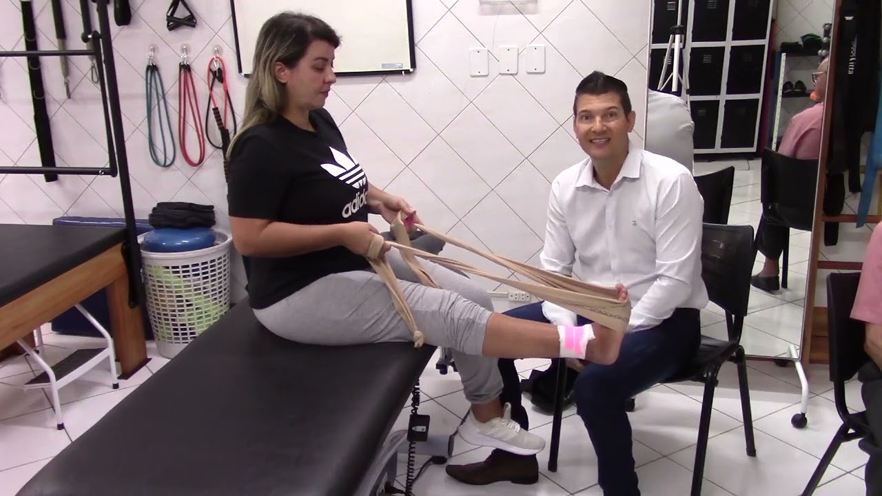 ALONGAMENTO do TORNOZELO COM FAIXA EXERCÍCIO DORSIFLEXÃO Clínica de Fisioterapia Dr. Robson Sitta