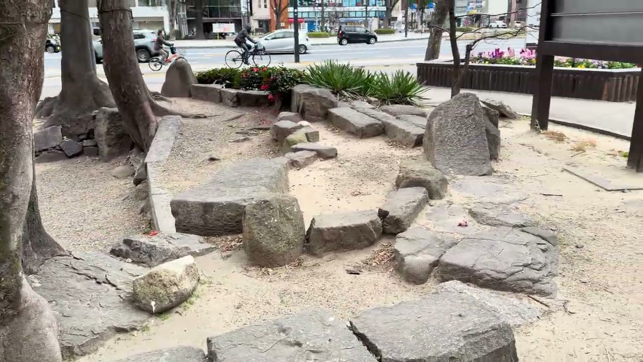 旧国泰寺愛宕池（きゅうこくたいじあたごいけ）　広島市指定史跡　広島市の中心部“平和大通り”沿いにある庭園の遺構。潮の干満によって見え隠れしていた岩を巧みに利用して造られています。　広島市中区小町