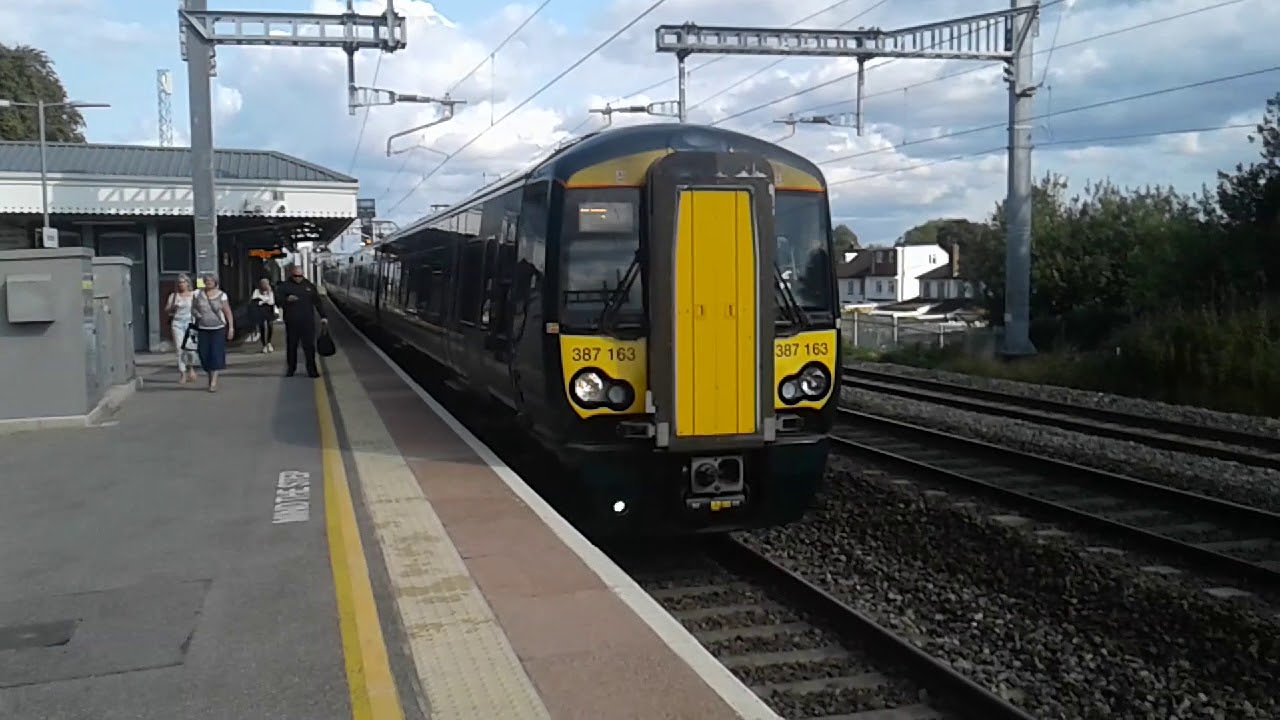 Trains at: Burnham, GWML, 25/08/18
