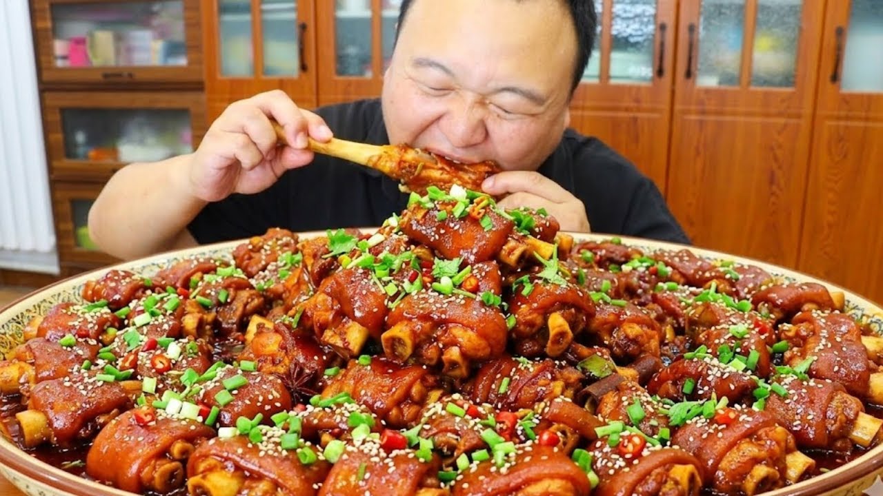 A-Qiang cooks up 20 jin of braised lamb trotters. Incredible with steamed rice!