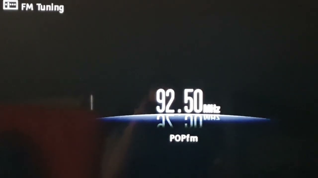 Fm-radion kuuntelua kirkkaana pakkaspäivänä heikon radiokelin aikaan