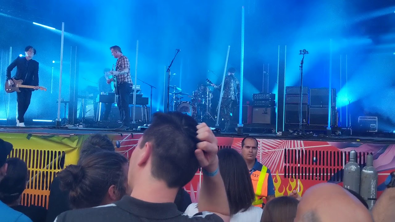 Queens of the Stone Age - Feet Don't Fail Me - Live in Budapest Park (front row) HD