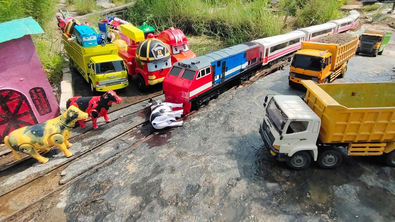 Menikung Tajam di Palang Pintu Kereta Api Panjang Lokomotif cc203 RC Nabrak Hewan Sapi Kerbau
