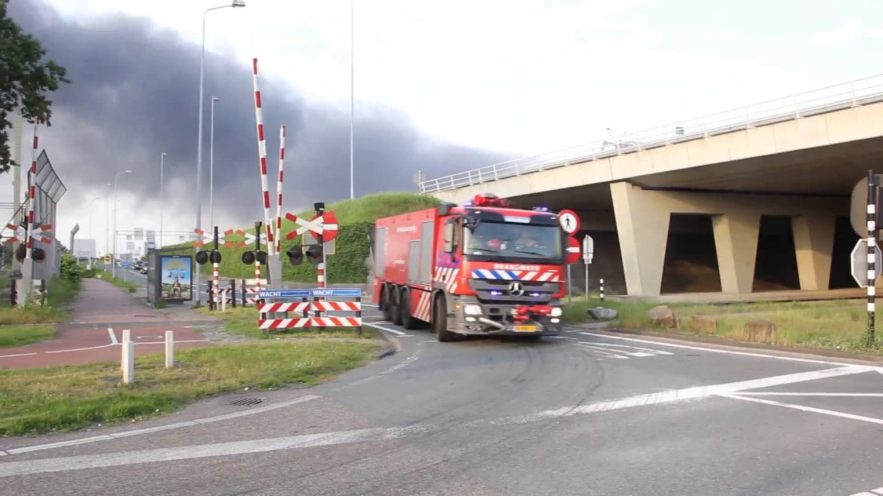 Brandweer Politie en OvDG met Spoed naar Zeer Grote Brand op het Westelijk Havengebied in Amsterdam