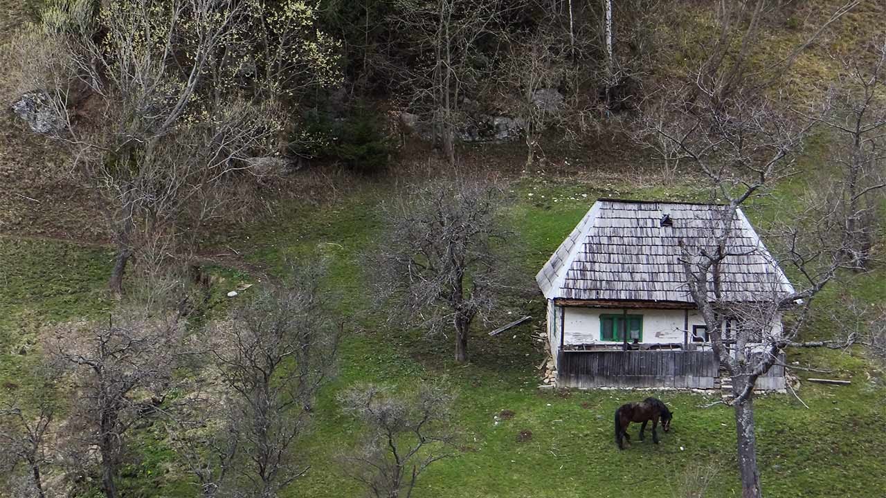Traseu in Piatra Craiului, sat Pestera: Casa Folea - sat Magura - Muchia lui Garnita - Casa Folea