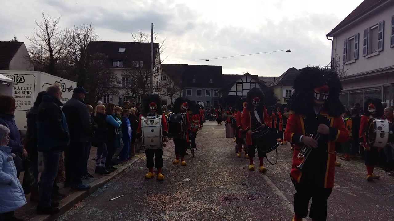 Narrenumzug in Mülheim mit der Nummer 63 die Schlurbi schränzer aus liel