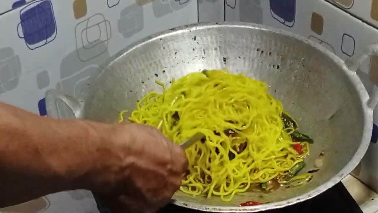 MIE KENYOL PEDAS MANIS