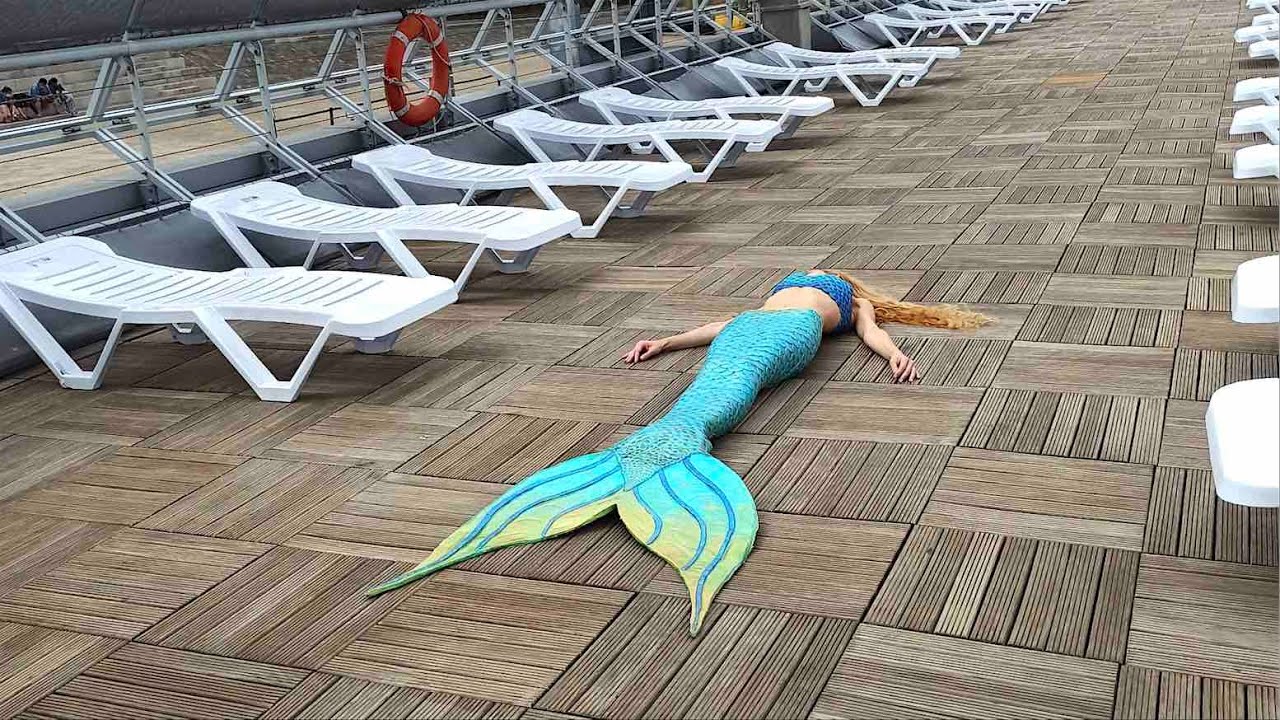 Une sirène visite une piscine sur la Seine !