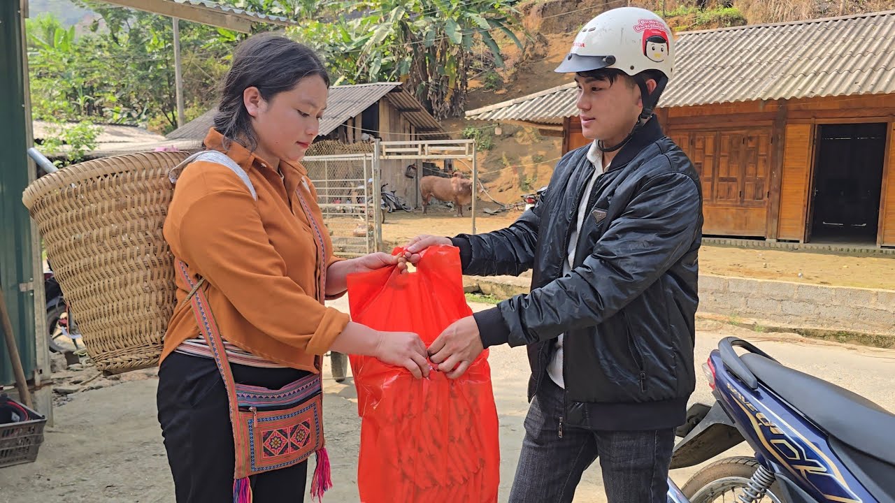 The single mother reunites with Luke's friend and receives a gift filled with love. - Ly Tu Tuc 
