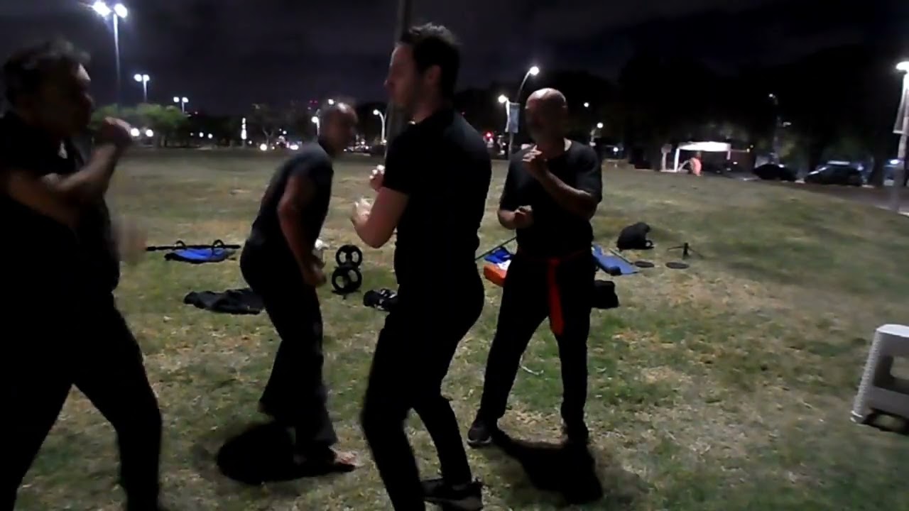 Kenpo: Entrenamiento de Resistencia y Contraataques Bajo Ataque Constante