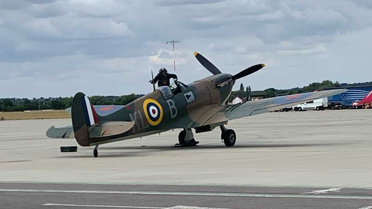 CLOSE UP AIRCRAFT DEPARTURES  Southend Airport (extended)