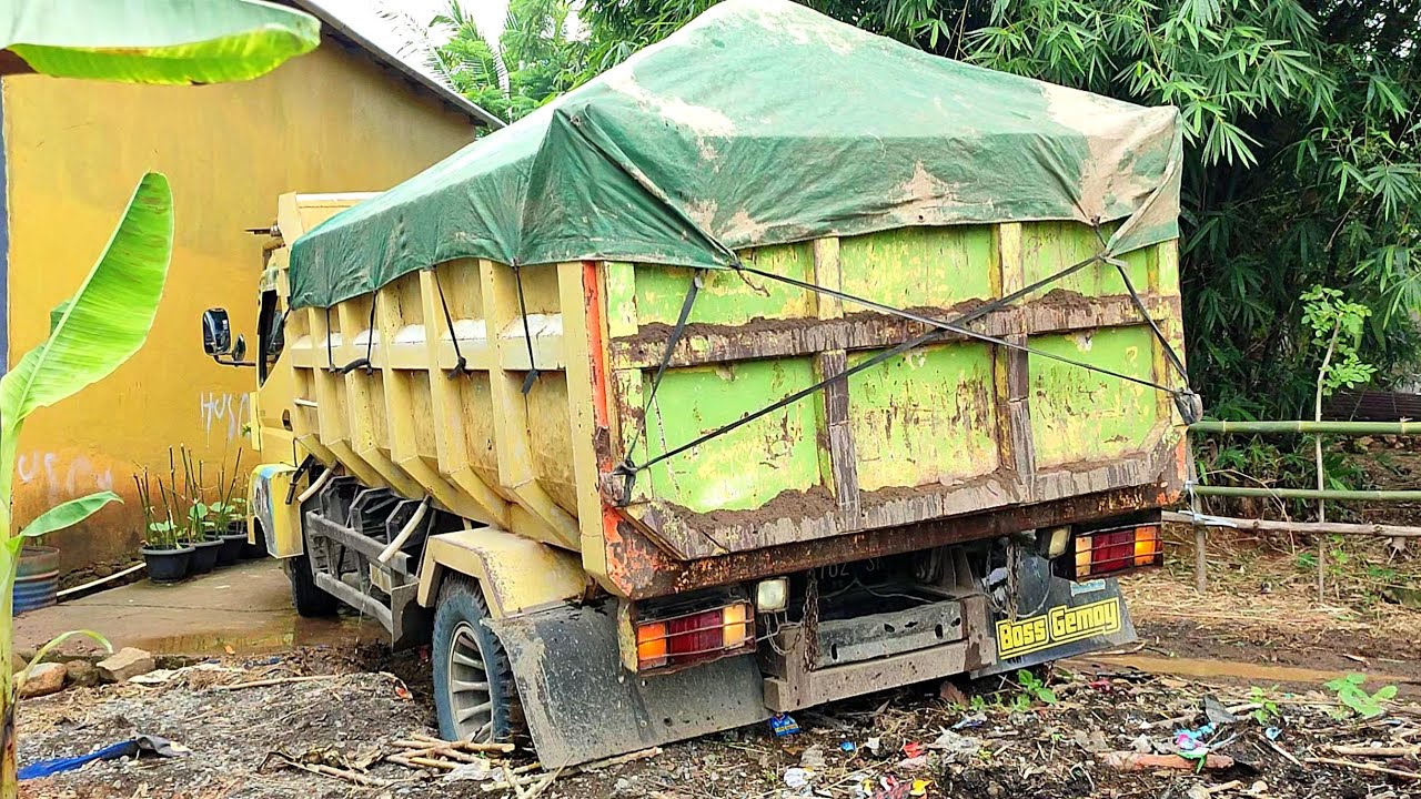 Truk Jomplang. Mobil Truk CANTER HDX Pengangkut PASIR Bongkar Muatan Di Lokasi SEMPIT Sampai AMBLAS