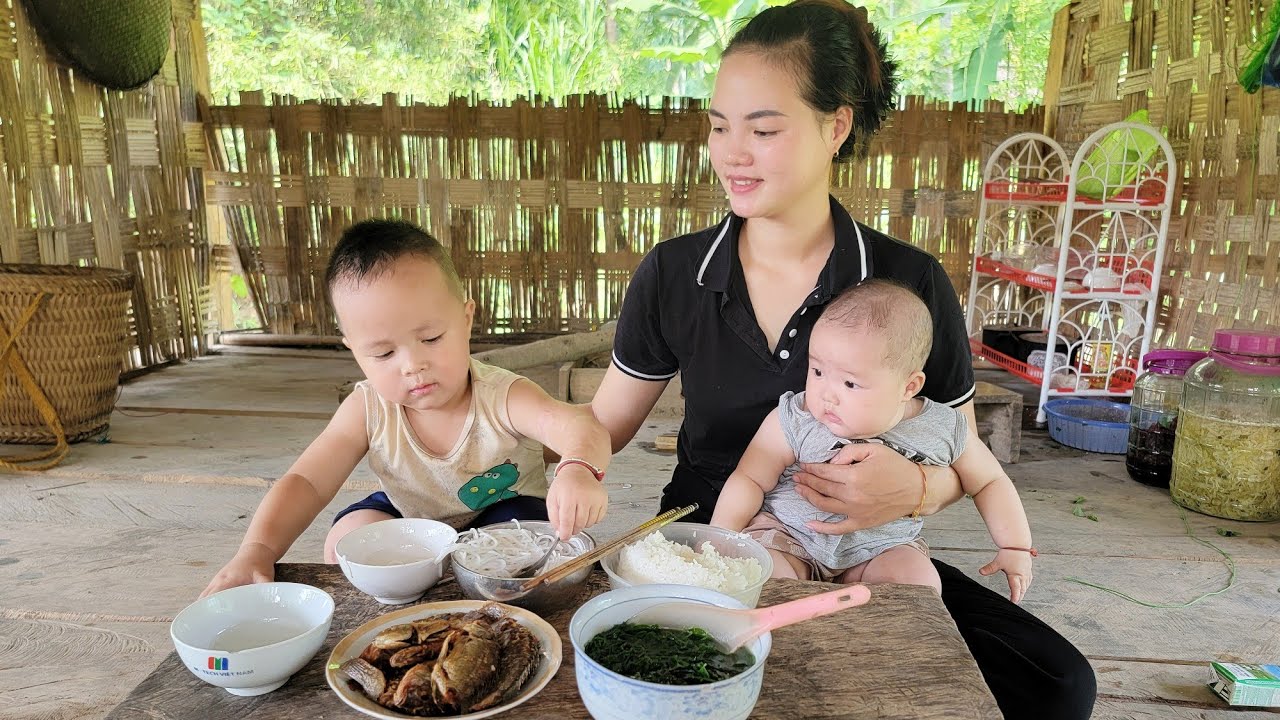 Hot Summer - Cooking with Two Sons - Harvesting Water Spinach for Sale | Quan Van Truong Truong