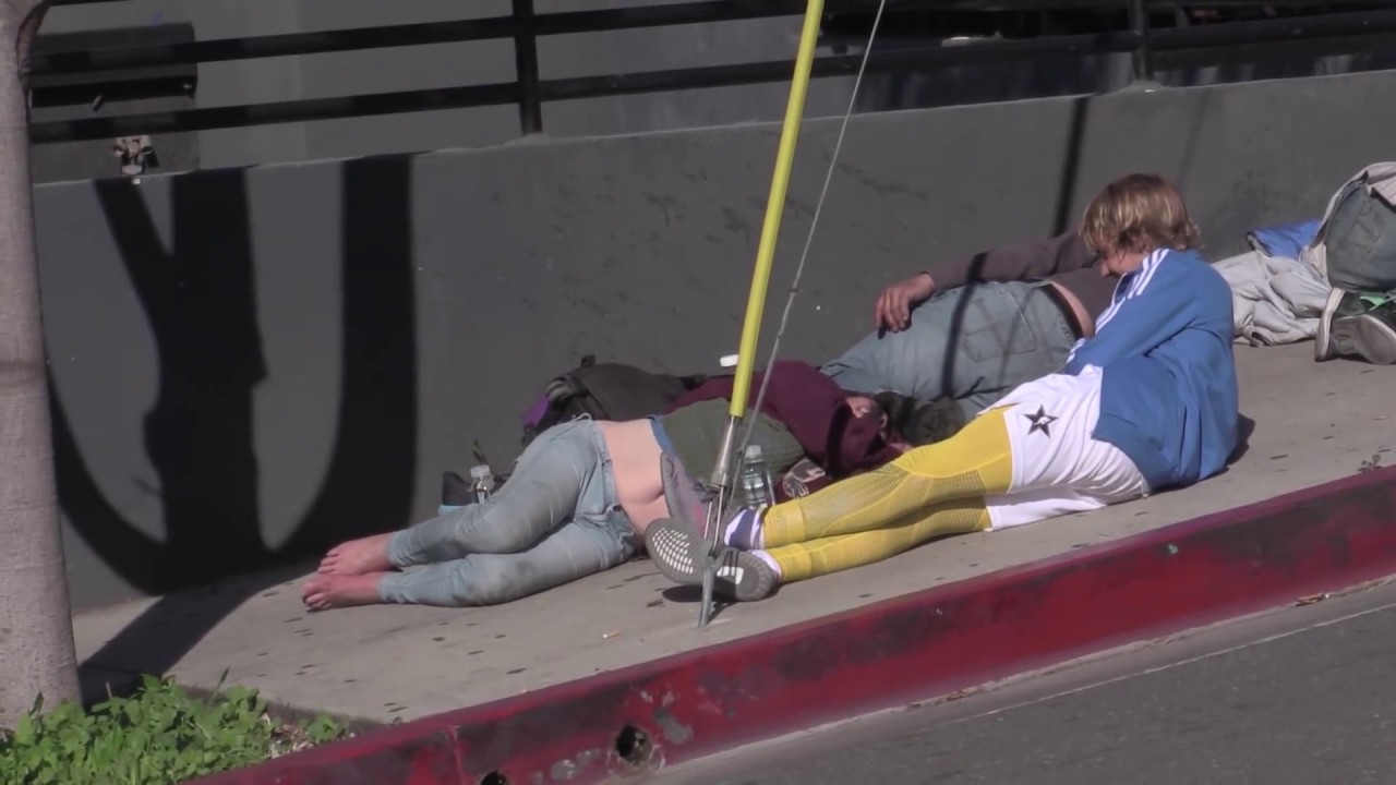 Justin Bieber Provides Food And Water And Chats With Homeless Couple On The Street In L.A.