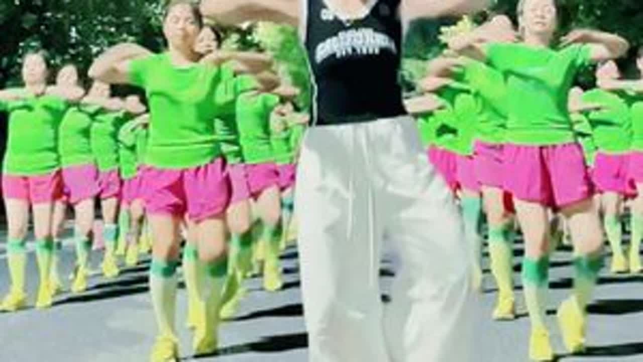 #背着风流泪 原谅我的后知后觉😝一个两个洗脑未成功，终究是逃不过短剧的广告效应😂😂😂那就上菜吧🫵🫵🫵谁点的谁端走🙌🙌🙌#乖乖原创健身操