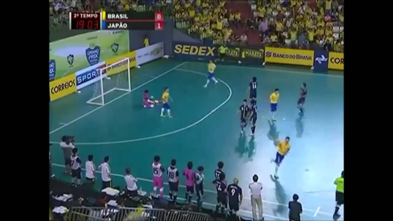 Toe poke ( ch&iacute;ch mũi) in futsal - Rodrigo Hardy ( Brazil)