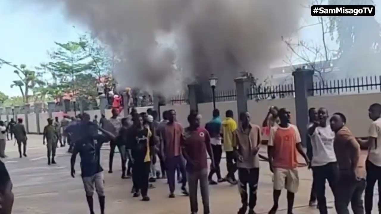 Moto mkubwa waibuka Nje ya Uwanja wa Mkapa na kuteketeza baadhi ya. mashabiki wakisubiri Mechi Yanga
