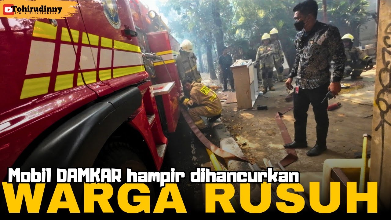 WARGA RUSUH - Mobil DAMKAR hampir dihancurkan warga Jl. Utan Jati Kalideres Jakarta Barat