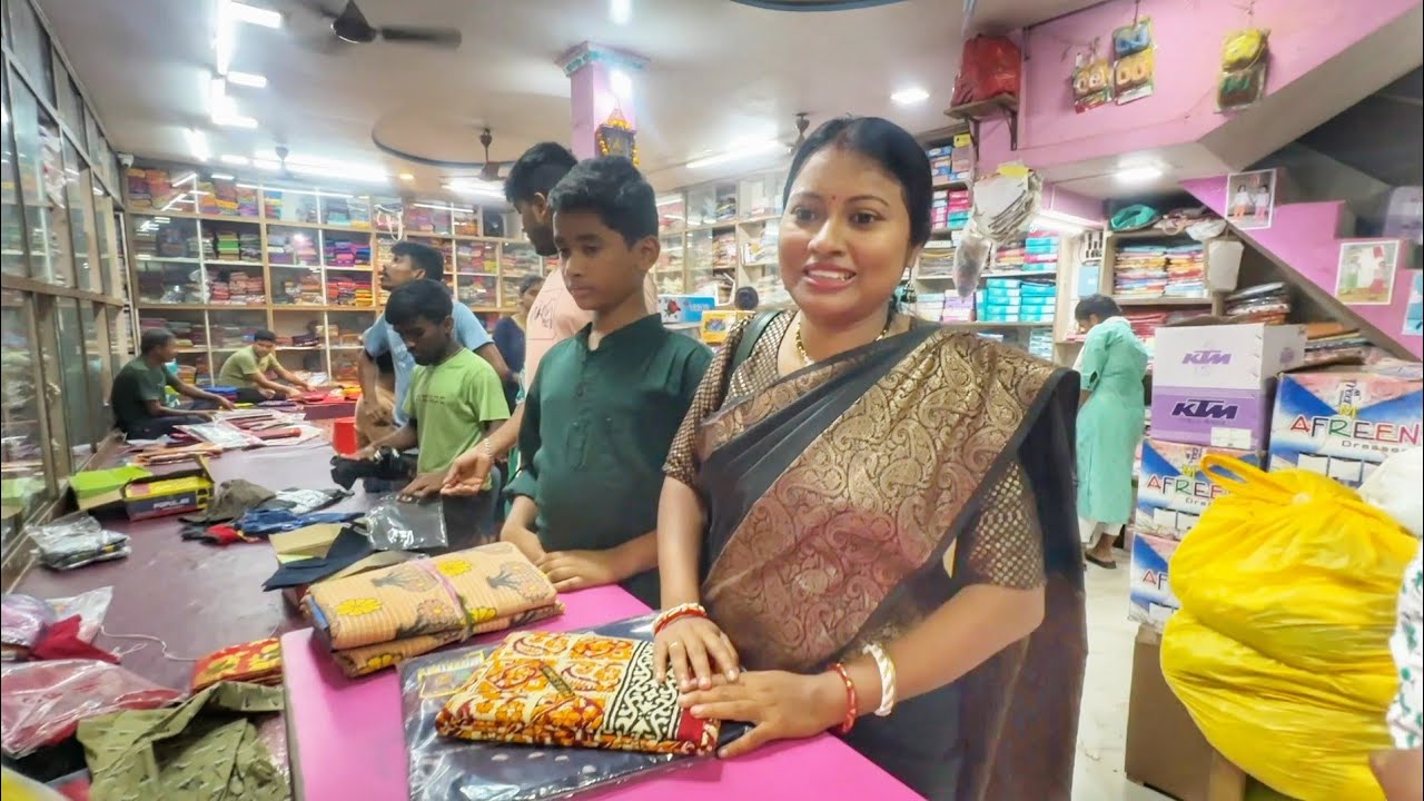 অষ্টমীতে ঠাকুর দেখতে বেরিয়েও শাড়ি দোকানে ঢুকে গেলাম
