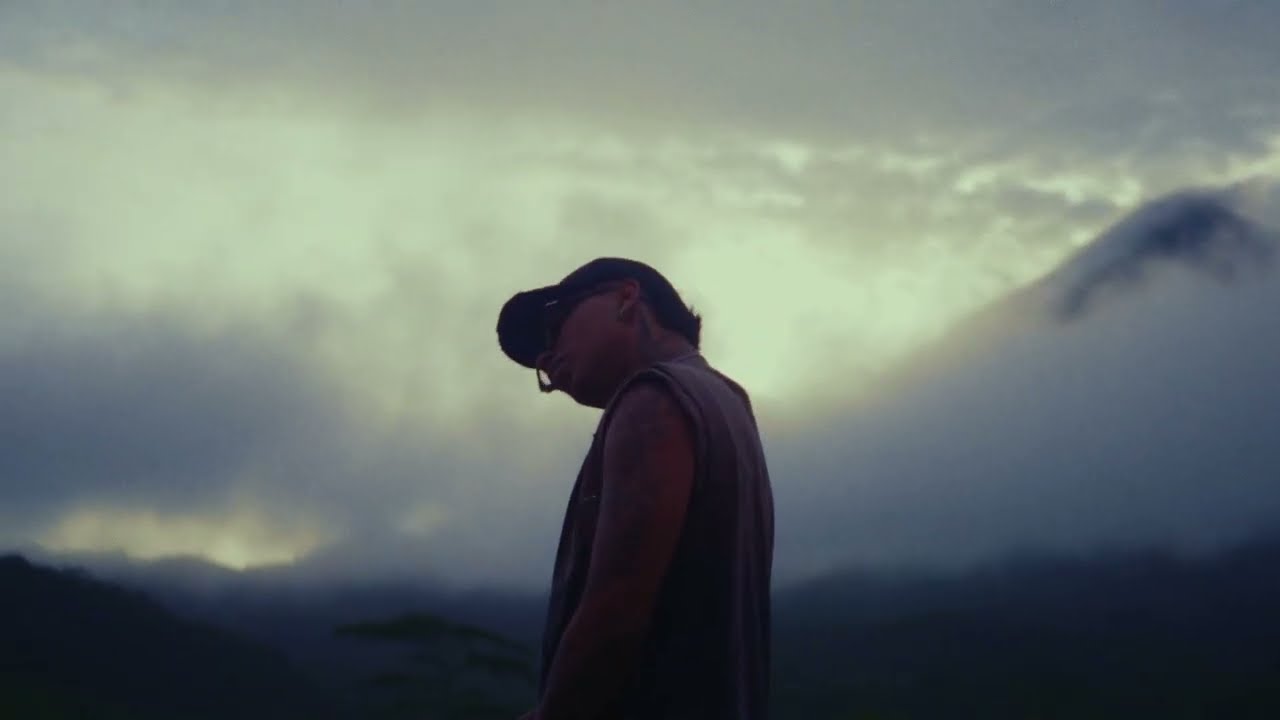 DEEIKEL - ESENCIAL  (VIDEO OFICIAL)