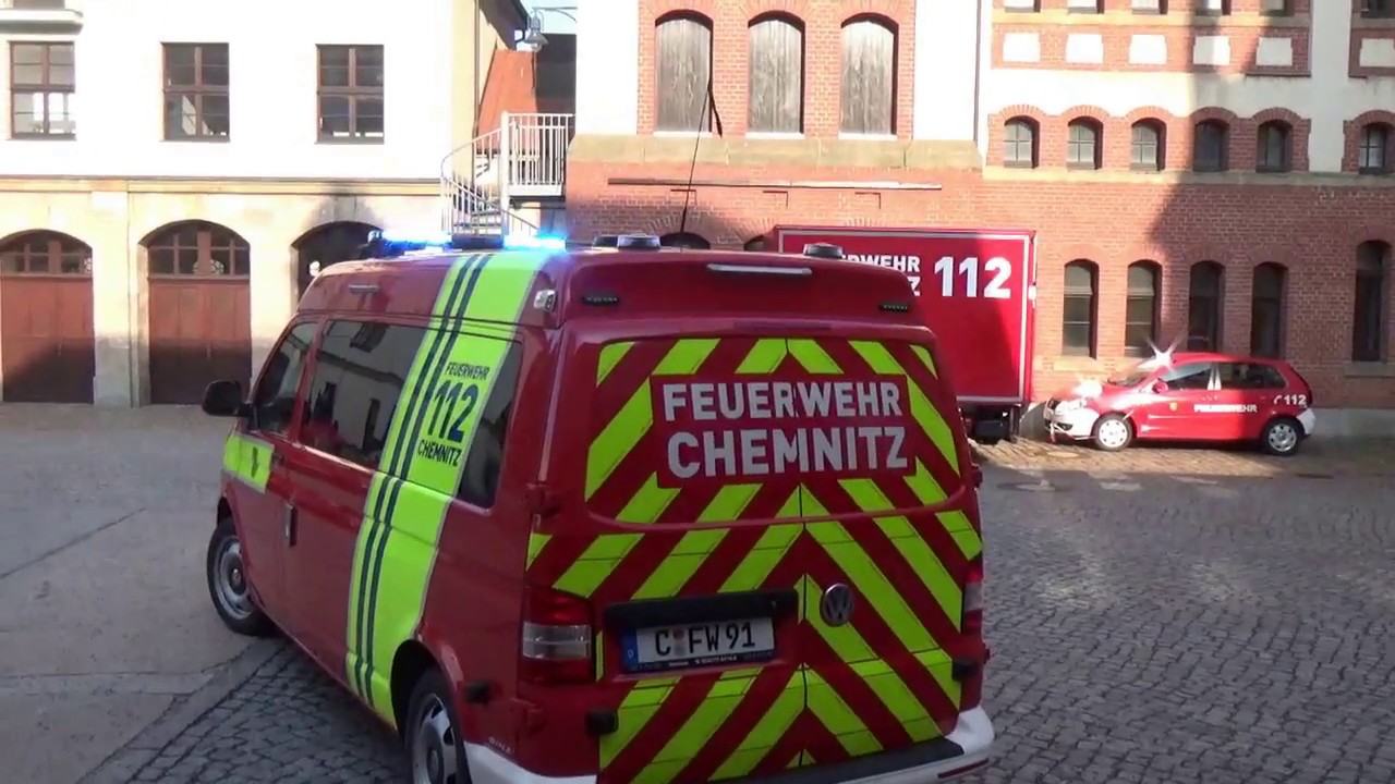 Fahrzeuge der Feuerwache 1 + Gong-Durchsage- Ausrücken HLF Berufsfeuerwehr Chemnitz