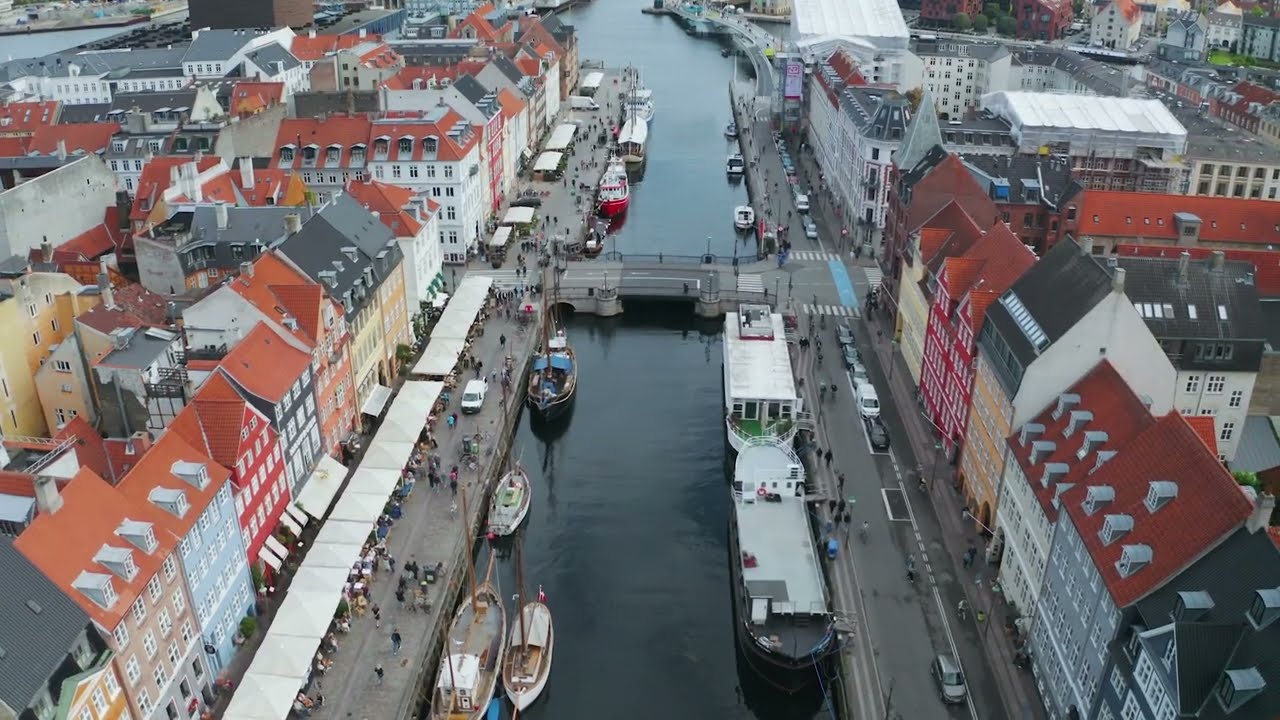TIL SALG: Unik 2 plans lejlighed i en hyggelig stille bagg&aring;rd i Nyhavn i K&oslash;benhavn K
