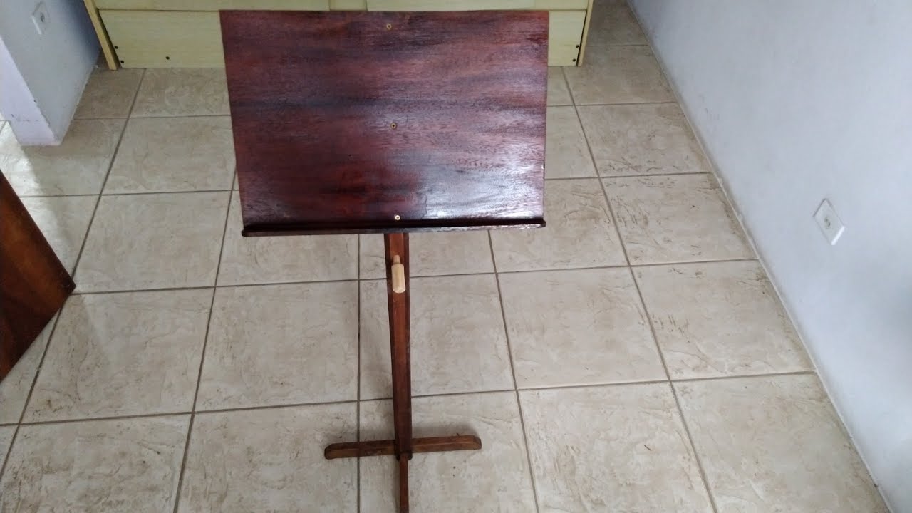 Estante para partituras / music stand.