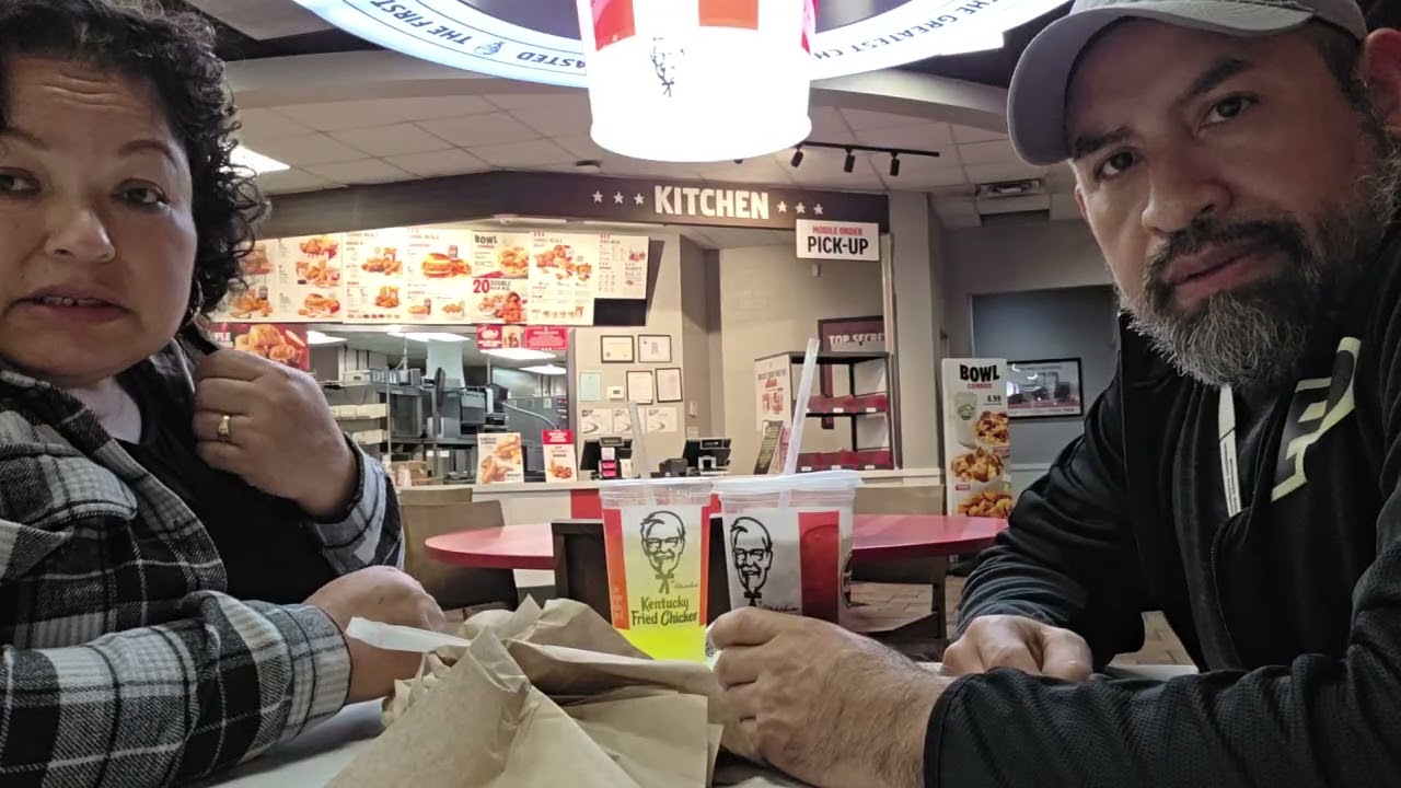 entramos a comprar algo aqui a dentro  para comer 