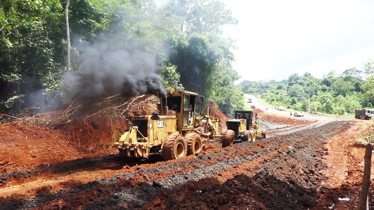 Smooth and Safe Skills Motor Grader Paving Hilly Road On Mountain CAT14G vs KOMATSU GD655