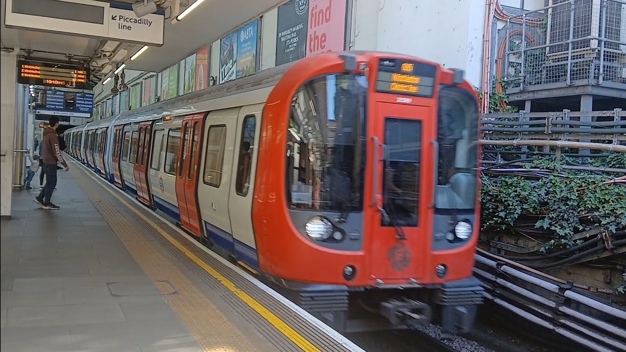 District Line Arriving And Departing Earls Court Towards Wimbledon #london #underground