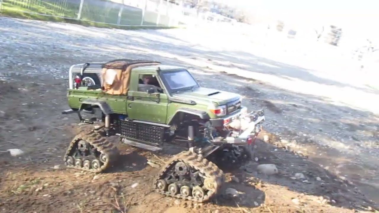 le Toyota militaire &agrave; chenilles RC fait du franchissement  en terrain boueux