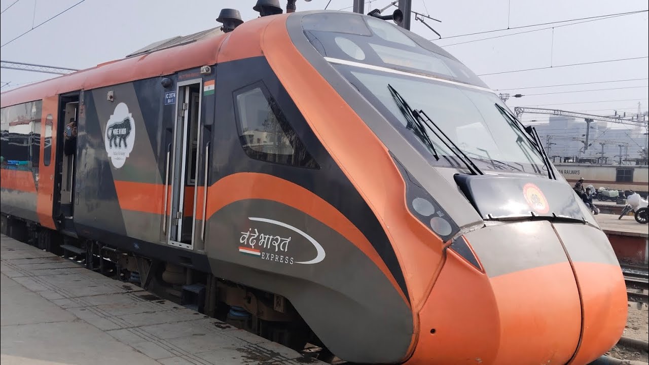 22426 Anand Vihar to Ayodhya Cantt Vande Bharat Express Arrived on Lko Stn II Semi High Speed Train🚅