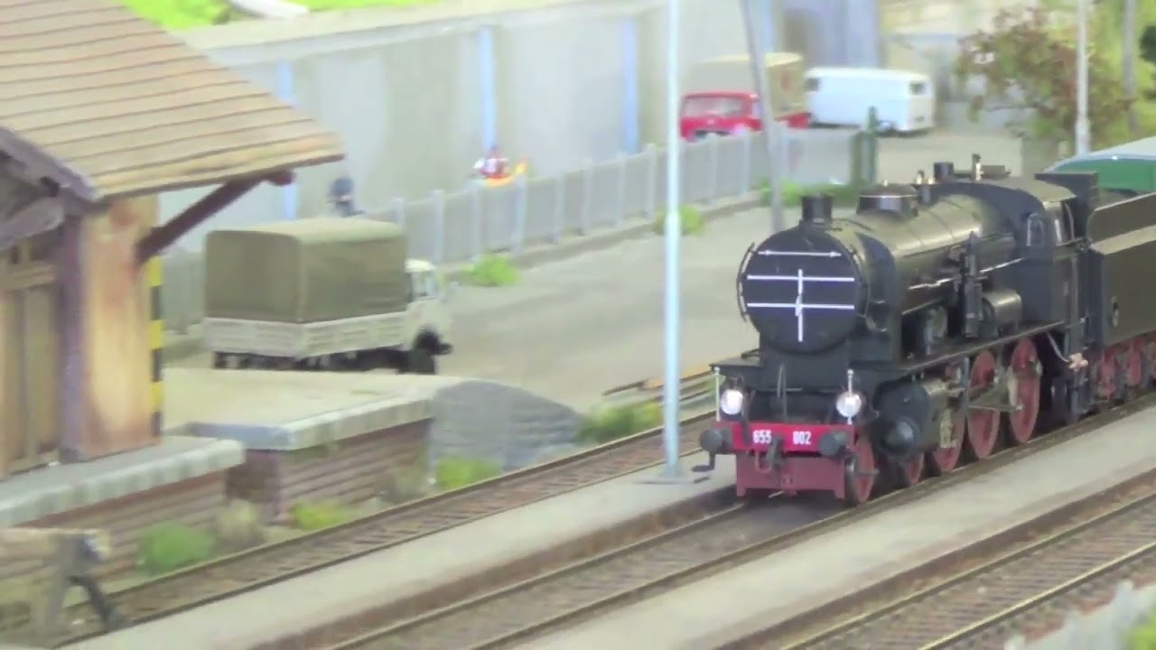 GR 653 002 EPOCA SECONDA CON CARROZZE VERDI FS E BAGAGLIAIO VERDE MUSEO 5 TERRE